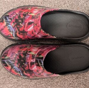 Oofos multicolored clogs